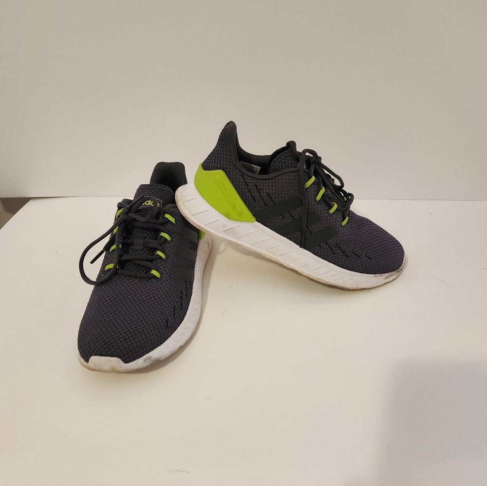 Women's Adidas walking shoe. Light weight.